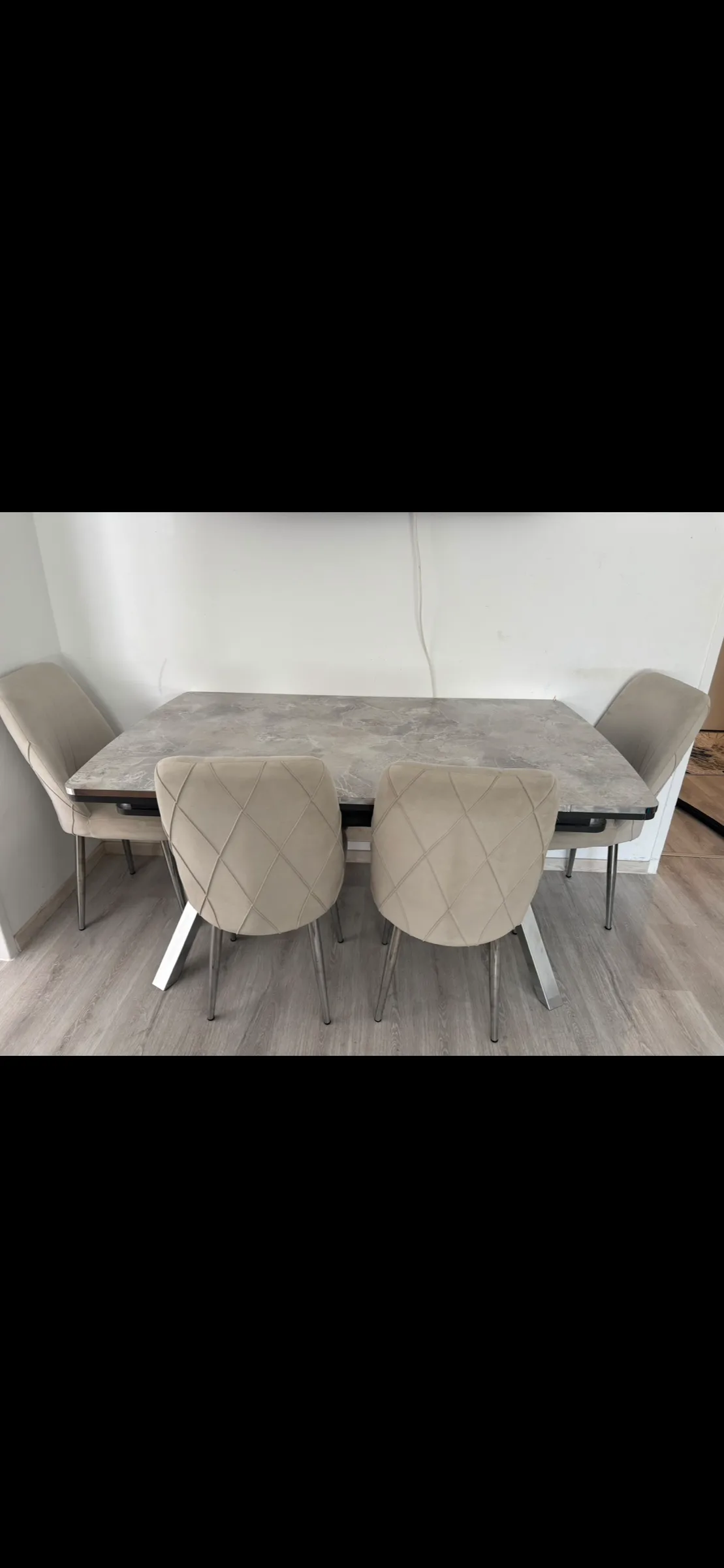 Tisch mit Sessel